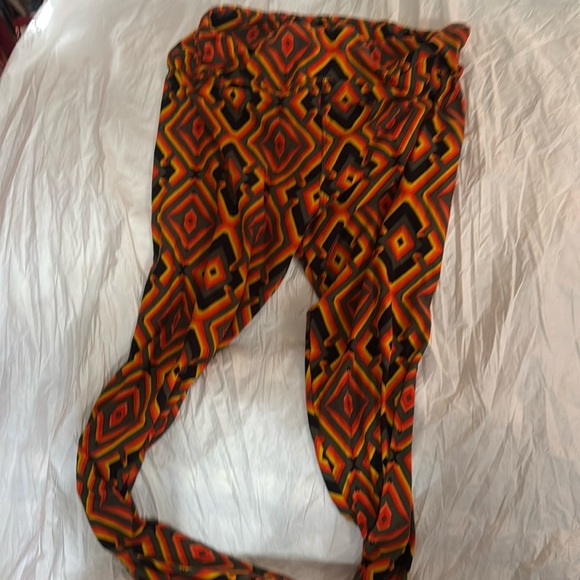 NWOT LuLaRoe T&C Leggings ❤️🔥❤️🔥 - Picture 1 of 3